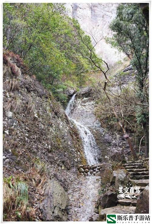 两峰夹小溪地湿又无泥