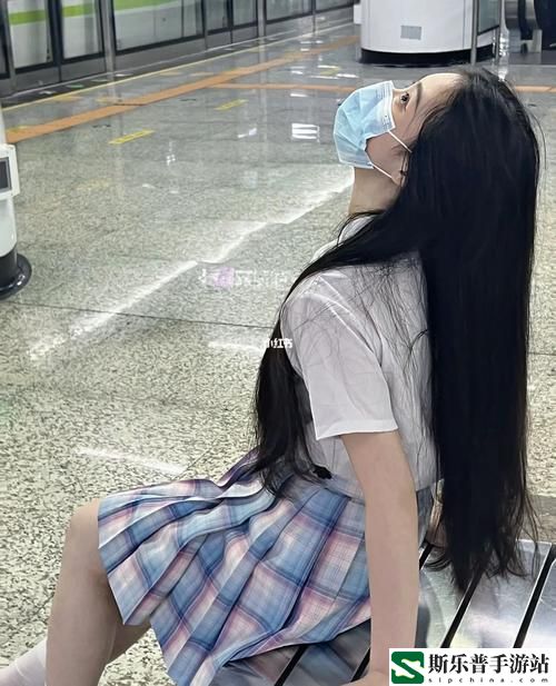 女生迈开腿打扑克又疼又痒